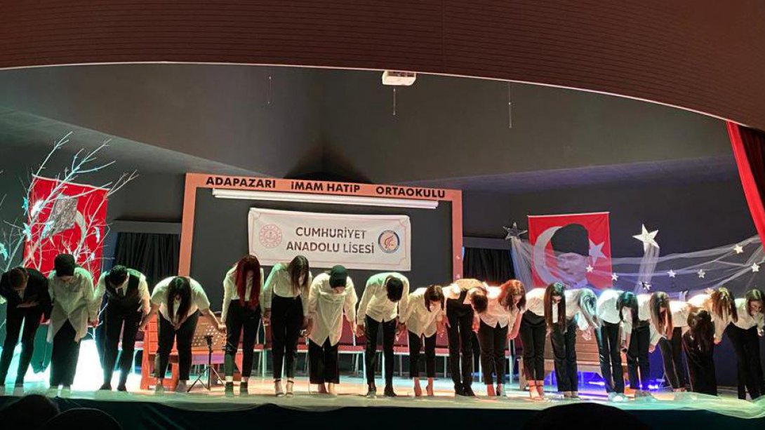 Cumhuriyet Anadolu Lisesi Öğrencilerinden Şiir Dinletisi