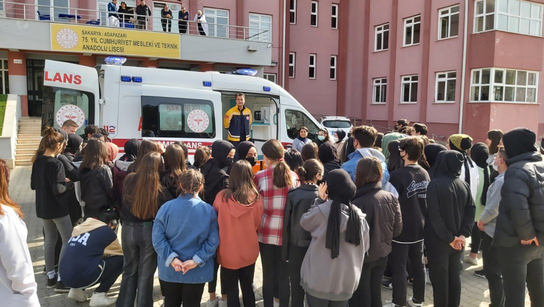 75.Yıl Cumhuriyet Mesleki ve Teknik Anadolu Lisesinde 112 Ambulans Tanıtımı