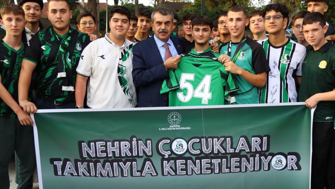 Millî Eğitim Bakanımız Sayın Prof. Dr. Yusuf Tekin, Adapazarı Anadolu İmam Hatip Lisesinin açılış töreninde, Nehrin Çocukları Takımıyla Kenetleniyor Projesi kapsamındaki öğrencilerimizle bir araya geldi.