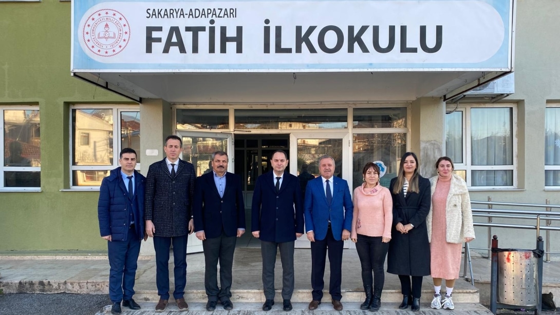 İlçe Milli Eğitim Müdürümüz Engin Kahraman ilçemiz Fatih İlkokulunda Bayrak Törenine katıldı, öğretmenler odasında öğretmenlerle bir araya geldi.