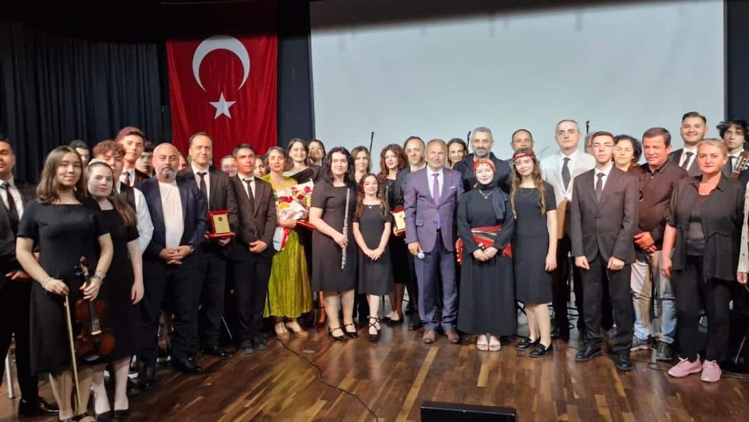 Sakarya Güzel Sanatlar Lisesi Yıl Sonu Ustalara Saygı Konseri gerçekleştirildi.